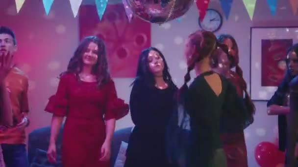 Μια Ομάδα Φίλων Χορεύουν Έντονα Ένα Πάρτι Κορίτσι Μαύρα Ξεχωρίζει — Αρχείο Βίντεο