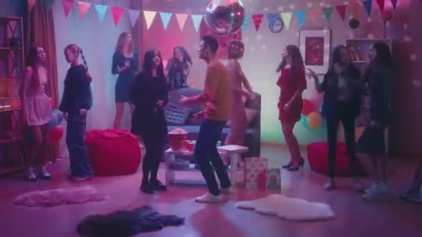 Bir Partide Arkadaşlar Çocuklar Disko Topuyla Bir Odada Dans Edip — Stok video