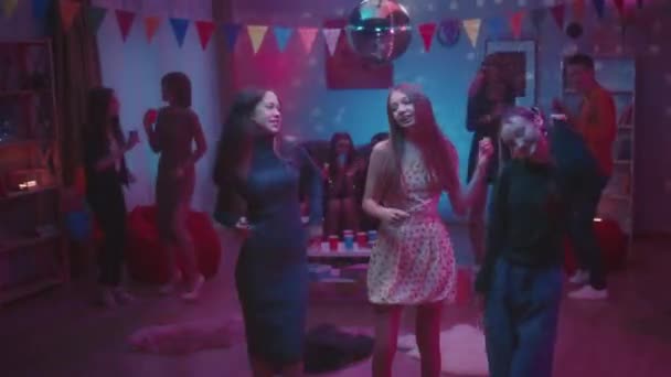 Imprezie Nastolatki Tańczą Osobnych Grupach Grupa Trzech Dziewczyn Tańczy Osobno — Wideo stockowe