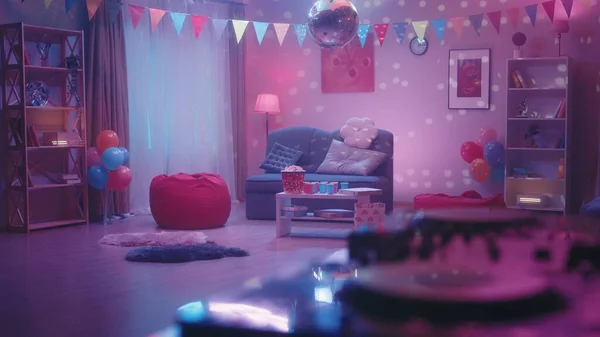 房间的内部 装饰成一个家庭聚会 镜面迪斯科球上的眩光显示在墙上 房间里摆满了国旗 爆米花 披萨和纸杯 — 图库照片