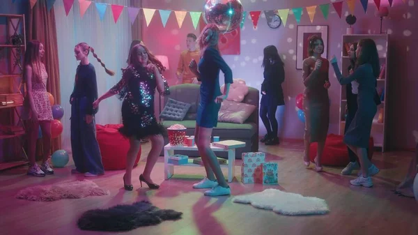 Eine Gruppe Von Teenagern Tanzt Auf Einer Hausparty Brandsätze Bis — Stockfoto