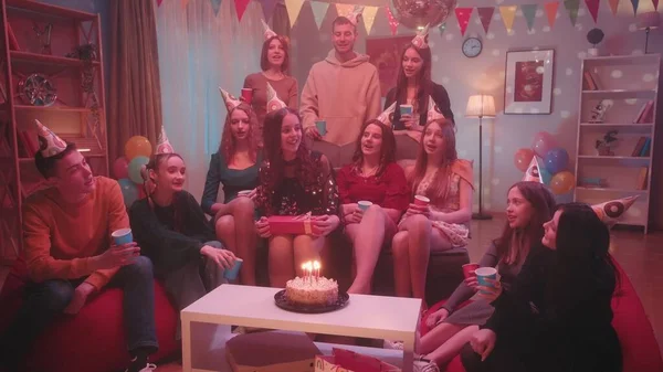 願い事をする時間だ 誕生日の女の子は ろうそくを灯したケーキの前に座りながら願い事をします パーティーだ 家で誕生日を祝うというコンセプト — ストック写真