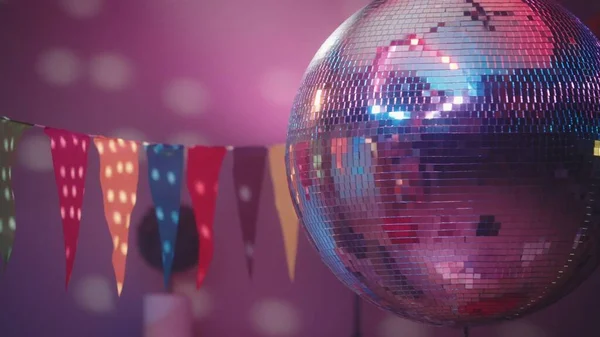 Lustrzana Kula Dyskotekowa Fascynuje Swoim Jasnym Wielobarwnym Promieniowaniem Disco Ball — Zdjęcie stockowe