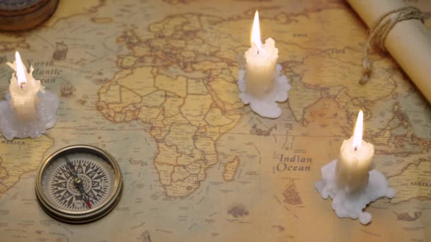 Alter Retro Kompass Auf Alter Landkarte Von Kerzen Beleuchtete Komposition — Stockvideo