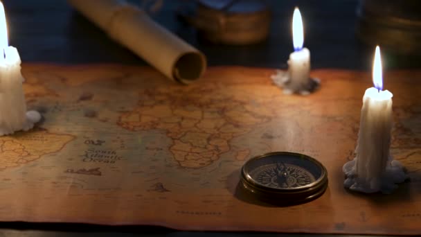 Alter Retro Kompass Auf Alter Landkarte Zusammensetzung Beleuchtet Durch Kerzen — Stockvideo
