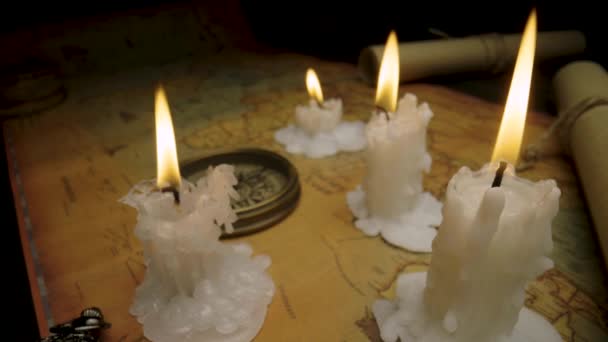 Starý Retro Kompas Starobylé Mapě Složení Osvětlené Svíčkami — Stock video