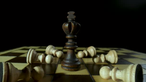 棋盘游戏的策略概念 顺利地轮流给国王 — 图库视频影像
