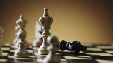 Satranç tahtası oyunu stratejisi. Döndürme