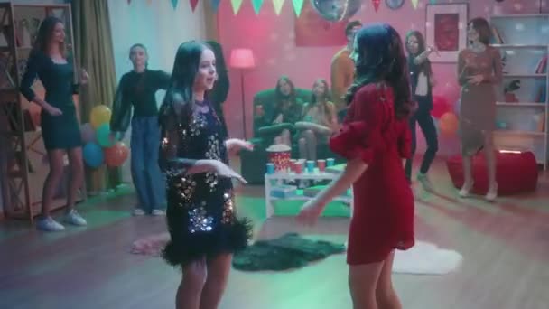 Arkadaşlar Partide Eğlenir Gençler Dans Etmekten Zevk Alırken Kızlar Kanepede — Stok video