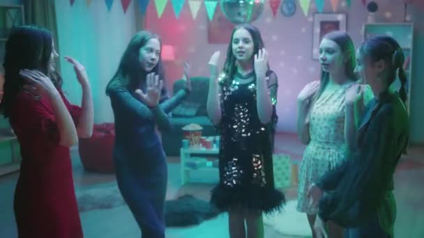 Φιλενάδες Φτιάχνουν Δικό Τους Χορό Γελώντας Χορεύουν Δείχνουν Ένας Στον — Αρχείο Βίντεο