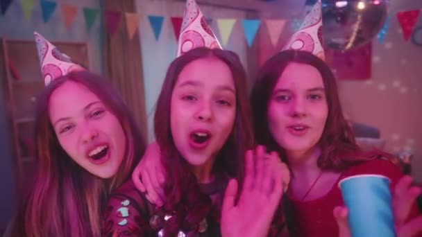 Trzy Dziewczyny Świątecznych Kapeluszach Głowach Papierowe Kubki Dłoniach Pozują Przed — Wideo stockowe