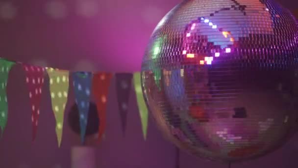 Bola Disco Espejo Fascina Con Sus Brillantes Rayos Multicolores Bola — Vídeos de Stock