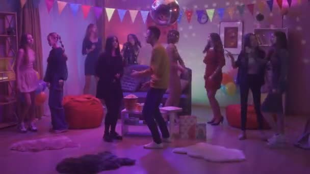 Çocuklar Disko Topuyla Bir Odada Dans Edip Retro Pikaptan Çalınan — Stok video