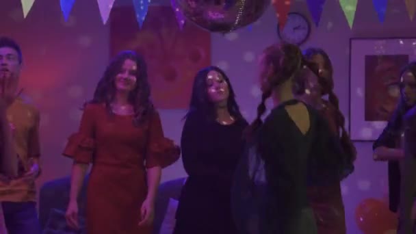 Grupa Przyjaciół Tańczy Energicznie Imprezie Dziewczyna Czerni Wyróżnia Się Wśród — Wideo stockowe