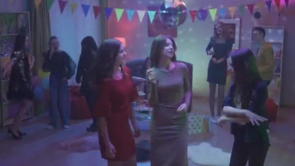 在晚会上 青少年们分成不同的小组跳舞 一群三个女孩分别跳着舞 女孩们在聊天 微笑着 三个女朋友的舞跳得很近 Hdr — 图库视频影像