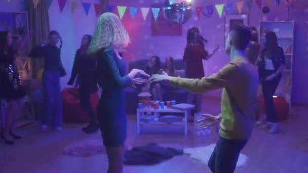 Fiesta Los Adolescentes Bailan Grupos Separados Tipo Baila Con Chica — Vídeos de Stock