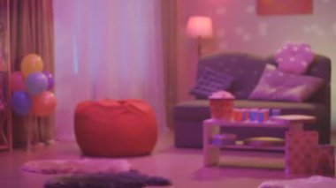 Parti için dekore edilmiş bir odanın içi temizlenmiş. Oda balonlarla süslenmiş. Oda disko topundan gelen renkli yansımalarla aydınlanıyor. Parti, doğum günü, kutlama. HDR BT2020