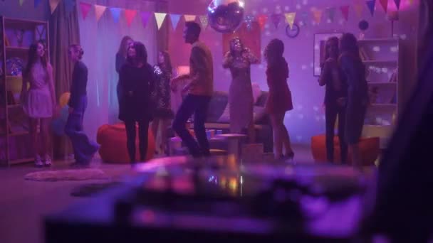 Çocuklar Disko Topuyla Bir Odada Dans Edip Retro Pikaptan Çalınan — Stok video