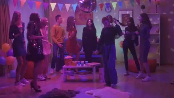 Ystävät Tanssivat Innokkaasti Juhlissa Tyttö Mustissa Erottuu Joukosta Hänen Epävirallisuus — kuvapankkivideo