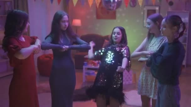 Barátnőknek Megvan Saját Táncuk Nevetnek Táncolnak Mozdulatokat Mutatnak Egymásnak Tapsolnak — Stock videók