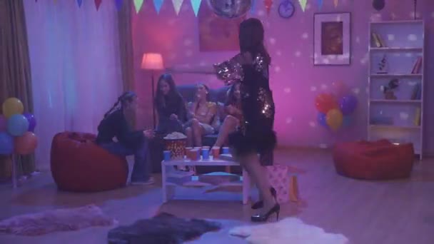 Dziewczyna Tańczy Taniec Zapalający Oczach Przyjaciół Imprezie Domowej Dziewczyny Entuzjazmem — Wideo stockowe