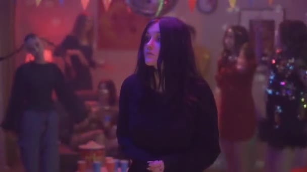 Partide Kendini Garip Yalnız Rahatsız Hisseden Gotik Bir Kız Yavaşça — Stok video