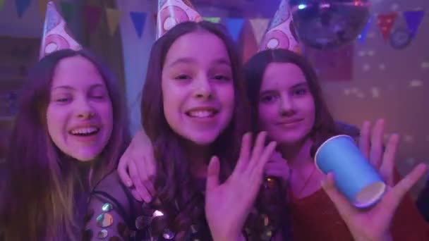 Trzy Dziewczyny Świątecznych Kapeluszach Pozują Przed Kamerą Machają Rękami Robią — Wideo stockowe