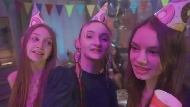 Drei Mädchen Mit Festlichen Hüten Auf Dem Kopf Posieren Für — Stockvideo
