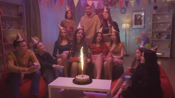 Przyjaciele Świątecznych Kapeluszach Gratulują Solenizantce Urodzin Klaszczą Dłonie Zapalony Tort — Wideo stockowe