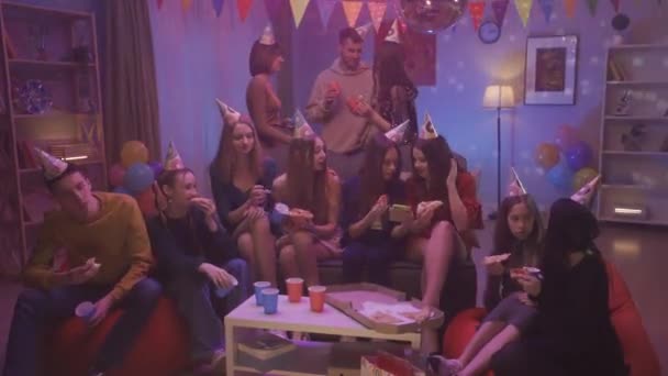 Έφηβοι Γιορτινά Καπέλα Ένα Πάρτι Τρώνε Πίτσα Πίνουν Από Χάρτινα — Αρχείο Βίντεο