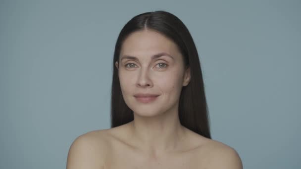 Una Modelo Femenina Mira Misteriosamente Cámara Chasquea Los Dedos Mujer — Vídeos de Stock