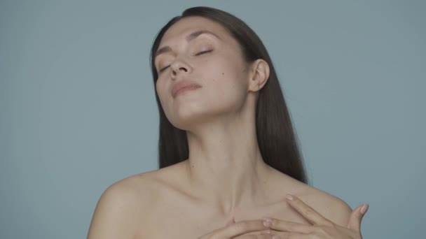 Uma Mulher Desfruta Sua Pele Ideal Tocando Suavemente Ombros Com — Vídeo de Stock