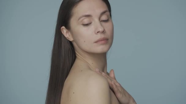 Uma Jovem Esfrega Ombro Com Movimentos Lentos Massagem Perfil Retrato — Vídeo de Stock