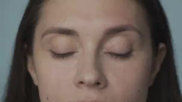 Mavi Arka Plana Yakın Genç Bir Kadının Güzel Gözleri Görüş — Stok video