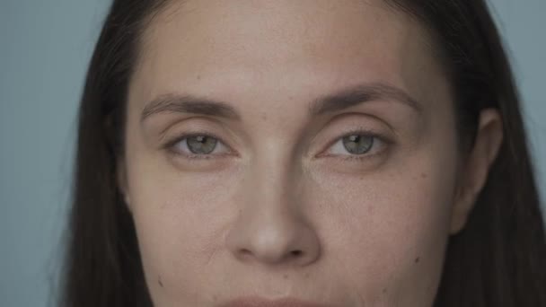 Schöne Augen Einer Jungen Frau Großaufnahme Eines Frauengesichts Mit Sauberer — Stockvideo