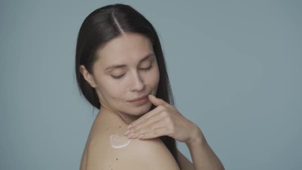 Com Movimentos Lentos Massagem Mulher Aplica Creme Seu Ombro Menina — Vídeo de Stock