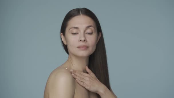 Com Movimentos Lentos Massagem Mulher Aplica Creme Seu Ombro Pescoço — Vídeo de Stock