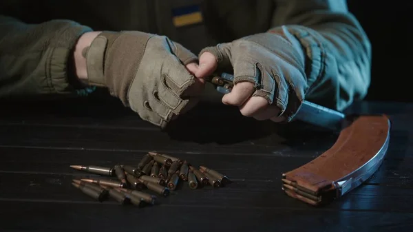 Αντρικά Χέρια Ενός Ουκρανού Στρατιωτικού Φορτώνουν Ένα Όπλο Kalashnikov Φυσίγγια — Φωτογραφία Αρχείου