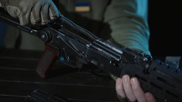 Een Oekraïense Soldaat Stelt Een Kalashnikov Aanvalsgeweer Samen Close Van — Stockfoto