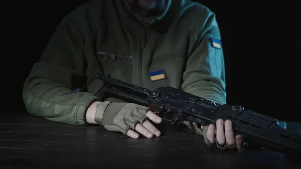 Ukrayna Silahlı Kuvvetlerinin Bir Askeri Elinde Kalaşnikof Saldırı Tüfeğiyle Masada — Stok fotoğraf