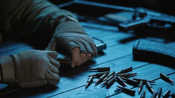 Egy Katona Kipakolja Egy Kalasnyikov Géppuska Magazinját Töltényhüvelyeket Pakol Egy — Stock Fotó
