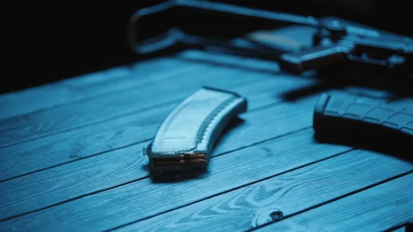 Close Loaded Magazine Kalashnikov Assault Rifle Lies Wooden Table Black — Stock Photo, Image