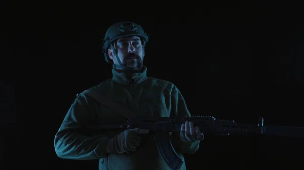 Στρατιώτης Της Ουκρανίας Ένα Τουφέκι Kalashnikov Μαύρο Φόντο Από Κοντά — Φωτογραφία Αρχείου