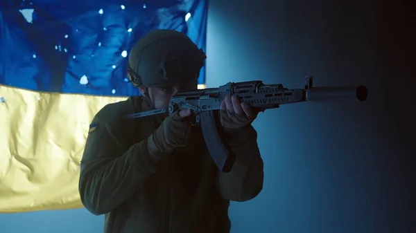 Een Oekraïense Soldaat Met Een Kalashnikov Aanvalsgeweer Tegen Achtergrond Van — Stockfoto