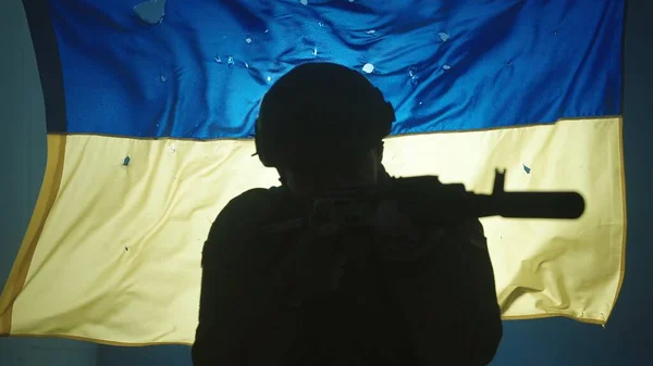 Zblízka Siluetu Ukrajinského Vojáka Puškou Rukou Armáda Míří Voják Stojí — Stock fotografie