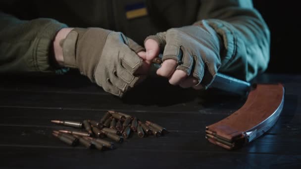 Mužské Ruce Ukrajinského Vojáka Nabijí Zásobník Kalašnikovských Útočných Pušek Zásobníky — Stock video