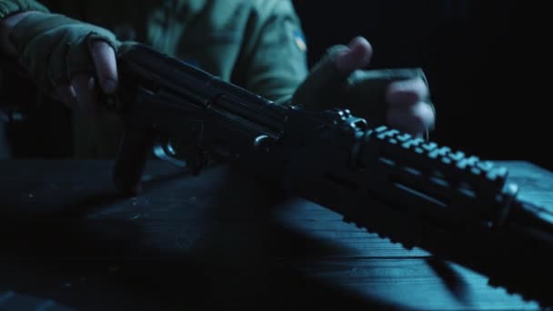 Mãos Masculinas Soldado Ucraniano Estão Desmontar Uma Espingarda Assalto Kalashnikov — Vídeo de Stock