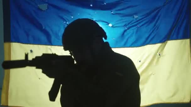 Feche Silhueta Soldado Ucraniano Com Rifle Nas Mãos Militares Miram — Vídeo de Stock