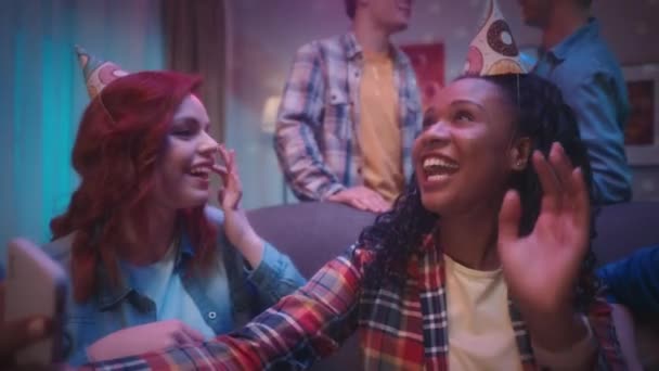 아프리카 미국인 친구들 파티를 합니다 청소년들 사진을 승리의 표시를 공기에 — 비디오
