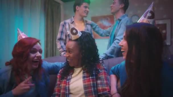 Μια Αφρο Αμερικανίδα Βγάζει Σέλφι Φίλους Μια Ομάδα Νέων Βγάζει — Αρχείο Βίντεο